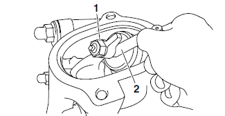 Adjusting the valve clearance 