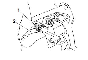 Adjusting the valve clearance